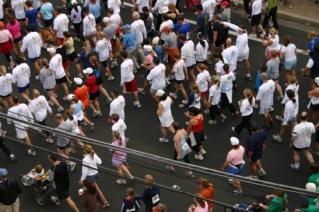 2005/11(November)/Turkey-Trot/1024x768_2005-11-24-Turkey-Trot-51-Crowd-with-Suzi.JPG