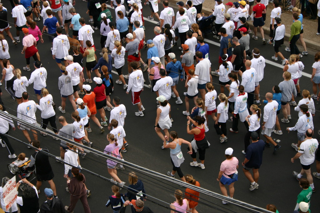 2005/11(November)/Turkey-Trot/1024x768_2005-11-24-Turkey-Trot-53-Crowd-with-Suzi.JPG