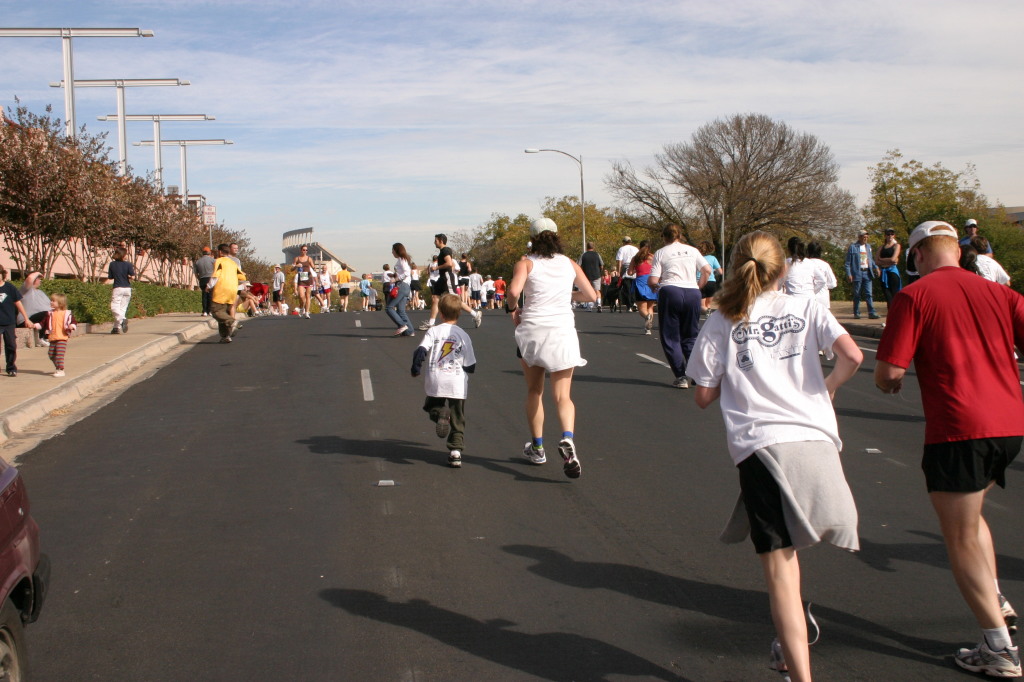 2005-11-24-Turkey-Trot-66-Suzi-Chance-finishing.JPG