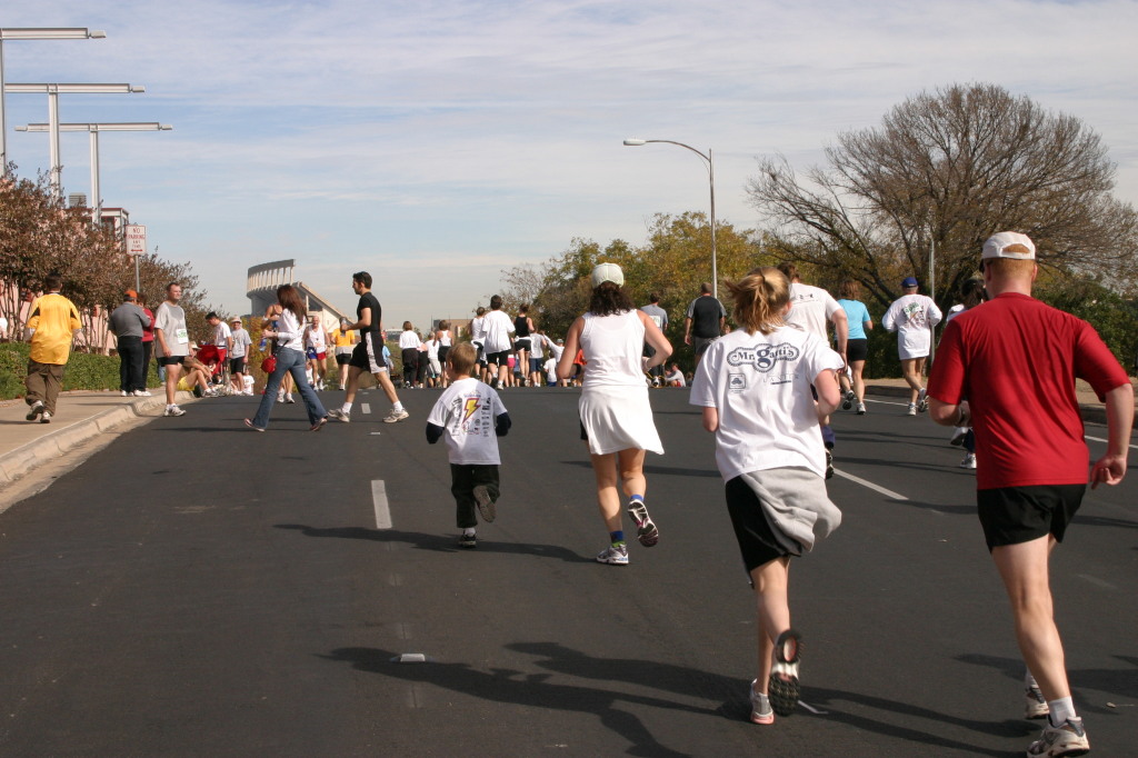 2005/11(November)/Turkey-Trot/1024x768_2005-11-24-Turkey-Trot-67-Suzi-Chance-finishing.JPG