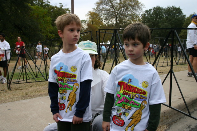 2005/11(November)/Turkey-Trot/640x480_2005-11-24-Turkey-Trot-15-Chance-Dax-Suzi.JPG