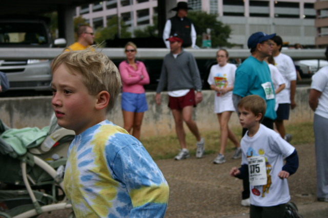 2005-11-24-Turkey-Trot-23-Chance-finishing-1k.JPG