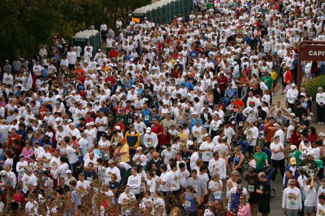 2005/11(November)/Turkey-Trot/640x480_2005-11-24-Turkey-Trot-45-Crowd-with-Suzi.JPG