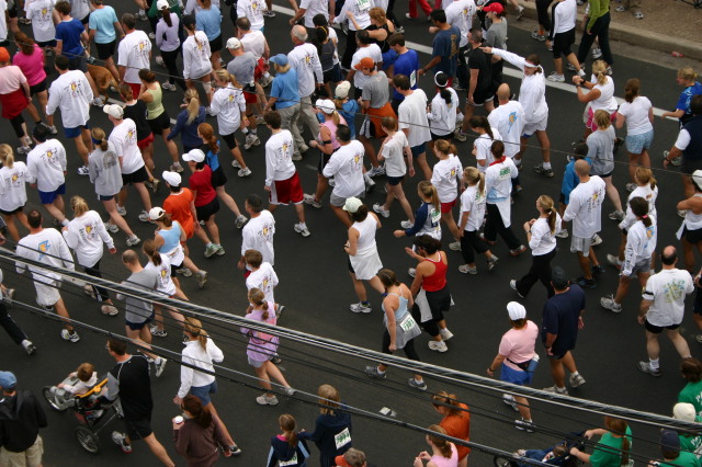 2005/11(November)/Turkey-Trot/640x480_2005-11-24-Turkey-Trot-51-Crowd-with-Suzi.JPG