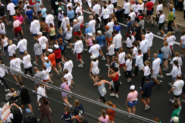 2005/11(November)/Turkey-Trot/640x480_2005-11-24-Turkey-Trot-53-Crowd-with-Suzi.JPG