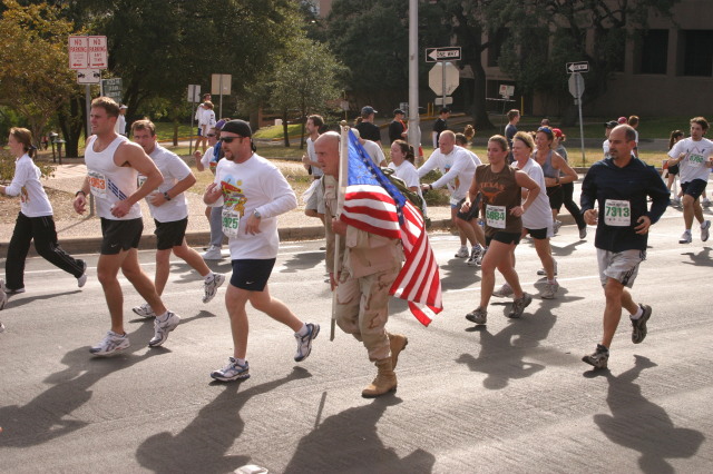 2005/11(November)/Turkey-Trot/640x480_2005-11-24-Turkey-Trot-60-army-guy-with-flag.JPG
