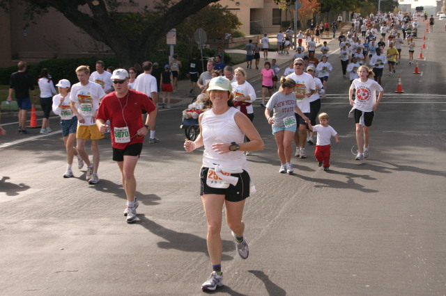 2005/11(November)/Turkey-Trot/640x480_2005-11-24-Turkey-Trot-62-Suzi.JPG