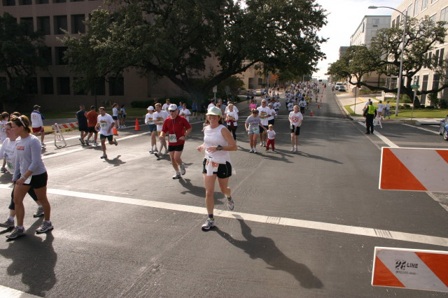 2005/11(November)/Turkey-Trot/640x480_2005-11-24-Turkey-Trot-63-Suzi.JPG