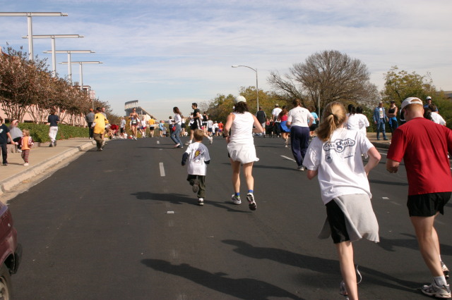 2005-11-24-Turkey-Trot-66-Suzi-Chance-finishing.JPG