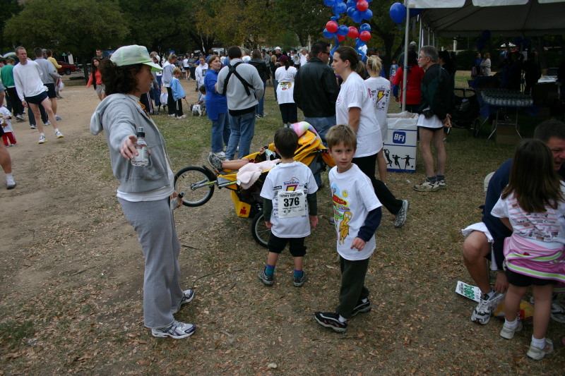 2005/11(November)/Turkey-Trot/800x600_2005-11-24-Turkey-Trot-03-Chance-Dax-Suzi.JPG