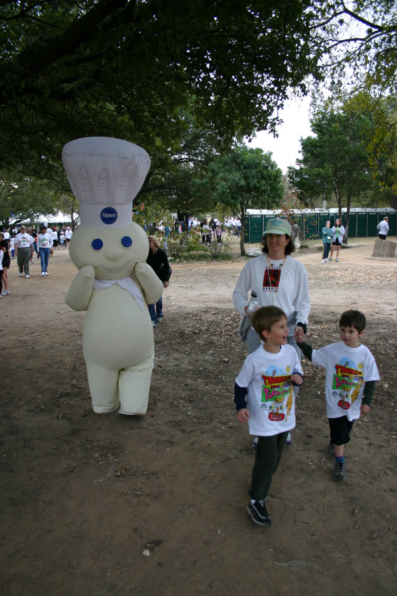 2005/11(November)/Turkey-Trot/800x600_2005-11-24-Turkey-Trot-09-Chance-Dax-Suzi.JPG
