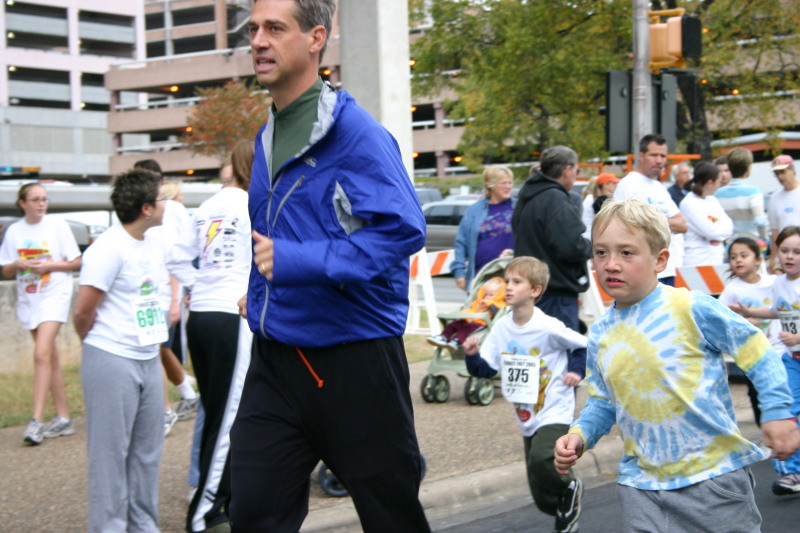 2005-11-24-Turkey-Trot-22-Chance-finishing-1k.JPG