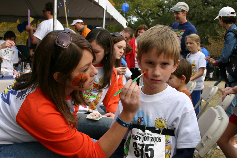2005/11(November)/Turkey-Trot/800x600_2005-11-24-Turkey-Trot-34-Chance-facepainting.JPG