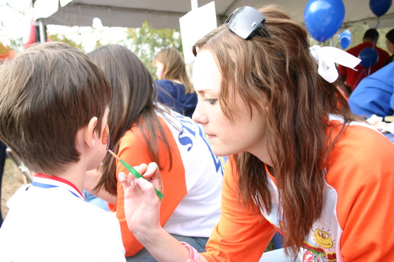 2005/11(November)/Turkey-Trot/800x600_2005-11-24-Turkey-Trot-36-Dax-facepainting.JPG