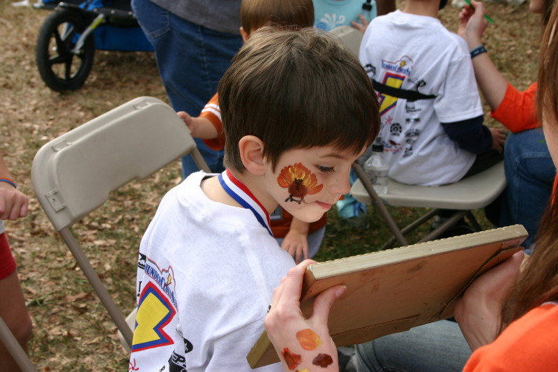2005/11(November)/Turkey-Trot/800x600_2005-11-24-Turkey-Trot-39-Dax-facepainting.JPG