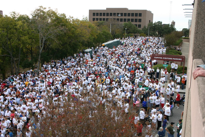 2005/11(November)/Turkey-Trot/800x600_2005-11-24-Turkey-Trot-43-Crowd-with-Suzi.JPG