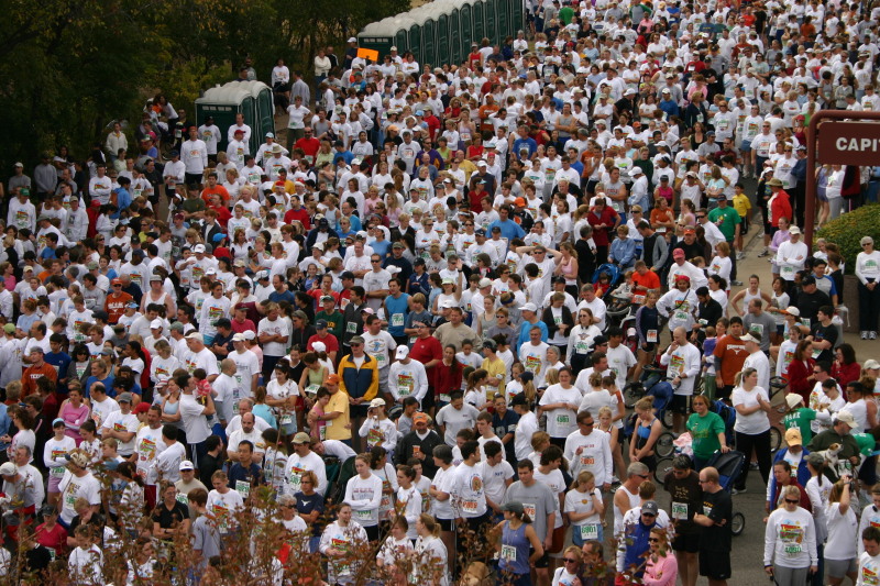 2005/11(November)/Turkey-Trot/800x600_2005-11-24-Turkey-Trot-45-Crowd-with-Suzi.JPG