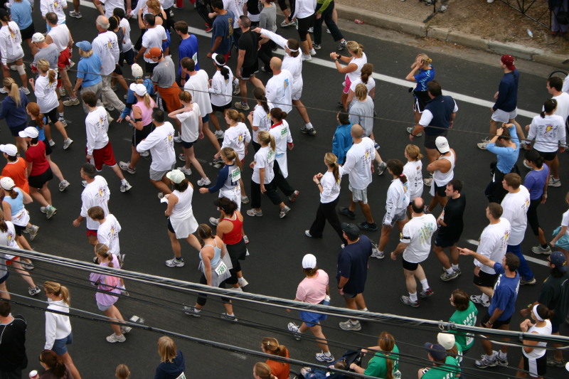2005/11(November)/Turkey-Trot/800x600_2005-11-24-Turkey-Trot-50-Crowd-with-Suzi.JPG
