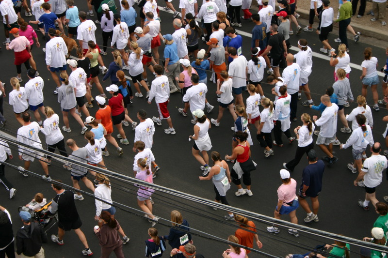 2005/11(November)/Turkey-Trot/800x600_2005-11-24-Turkey-Trot-52-Crowd-with-Suzi.JPG