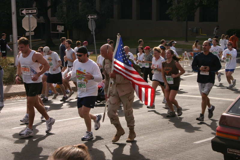 2005/11(November)/Turkey-Trot/800x600_2005-11-24-Turkey-Trot-58-army-guy-with-flag.JPG