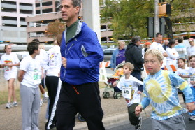 2005-11-24-Turkey-Trot-22-Chance-finishing-1k.JPG
