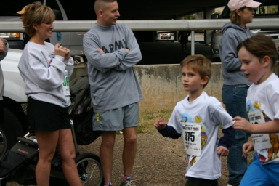 2005-11-24-Turkey-Trot-24-Chance-finishing-1k.JPG