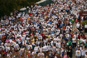 2005-11-24-Turkey-Trot-45-Crowd-with-Suzi.JPG