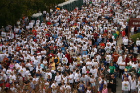 2005-11-24-Turkey-Trot-46-Crowd-with-Suzi.JPG
