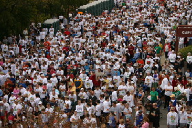 2005-11-24-Turkey-Trot-47-Crowd-with-Suzi.JPG