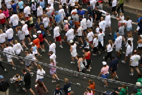 2005-11-24-Turkey-Trot-51-Crowd-with-Suzi.JPG