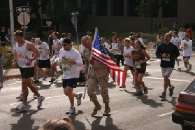 2005-11-24-Turkey-Trot-58-army-guy-with-flag.JPG
