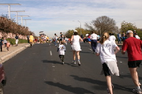 2005-11-24-Turkey-Trot-66-Suzi-Chance-finishing.JPG