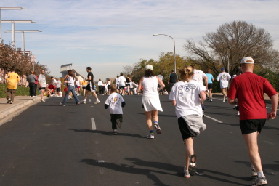 2005-11-24-Turkey-Trot-67-Suzi-Chance-finishing.JPG