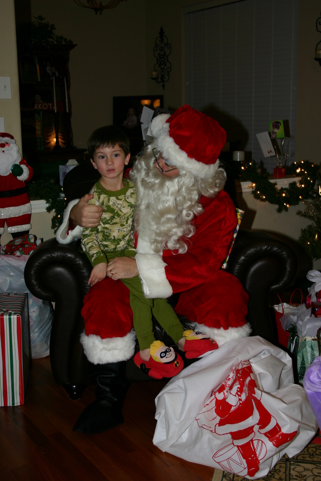 2005-12-24-Christmas-Eve-42-Santa-Dax.JPG