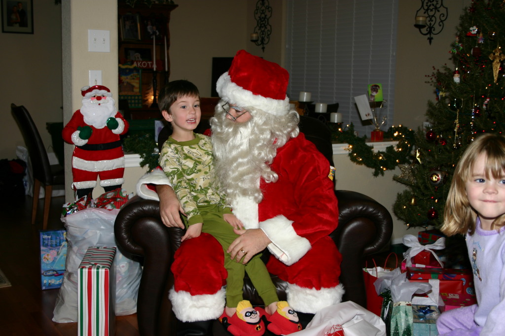 2005-12-24-Christmas-Eve-46-Santa-Dax.JPG