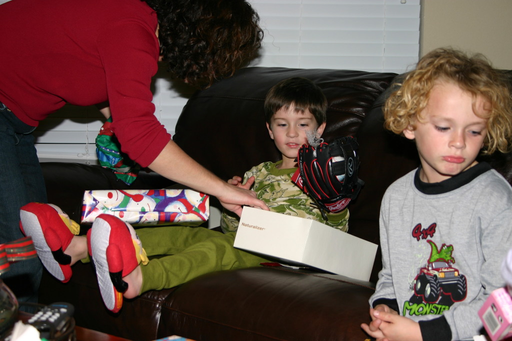 2005-12-24-Christmas-Eve-55-Dax-glove-ball.JPG