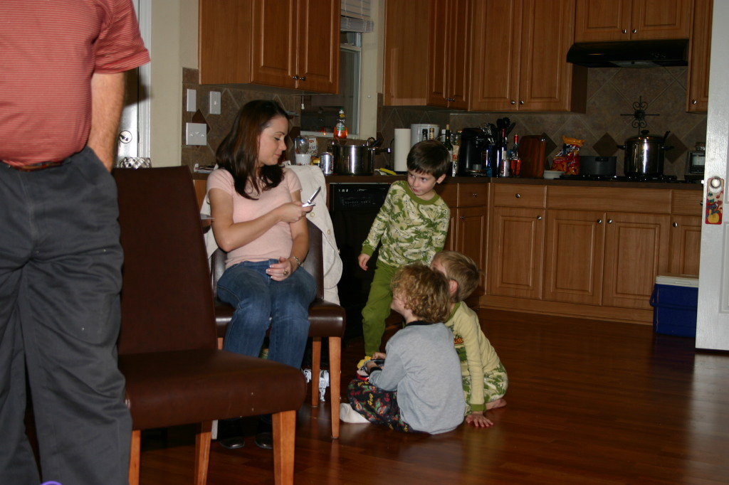 2005/12(December)/Christmas-Eve/1024x768_2005-12-24-Christmas-Eve-77-Shannon-Dax-Vale-Chance.JPG