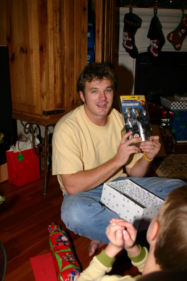2005-12-24-Christmas-Eve-72-Justin-shaver.JPG