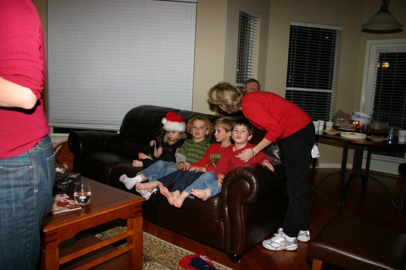 2005/12(December)/Christmas-Eve/800x600_2005-12-24-Christmas-Eve-06-Kyla-Dax-Vale-Chance.JPG