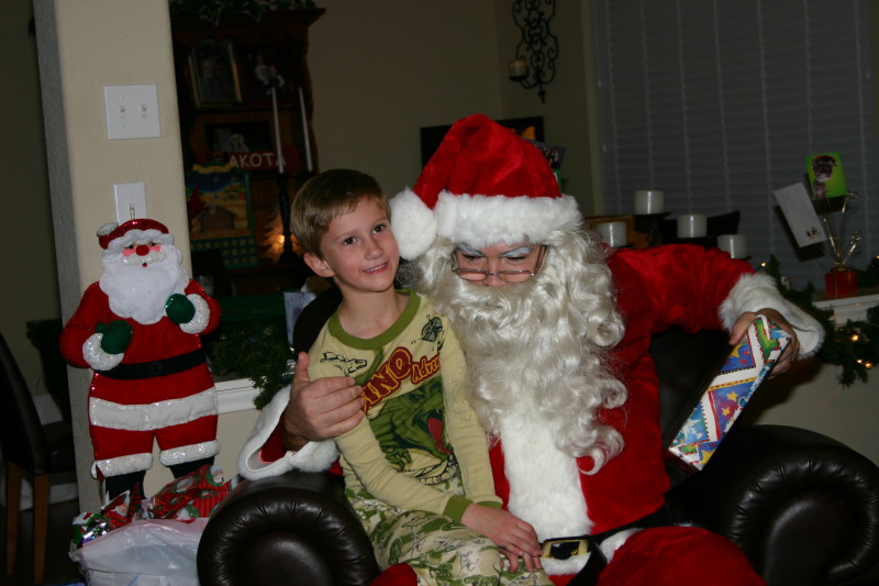 2005/12(December)/Christmas-Eve/800x600_2005-12-24-Christmas-Eve-40-Santa-Chance.JPG