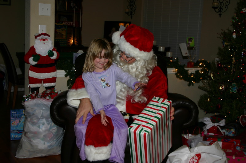 2005/12(December)/Christmas-Eve/800x600_2005-12-24-Christmas-Eve-48-Santa-Kyla.JPG