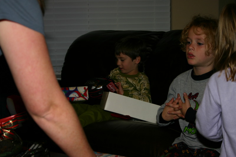 2005-12-24-Christmas-Eve-54-Dax-glove-ball.JPG