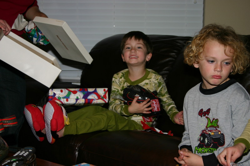2005-12-24-Christmas-Eve-56-Dax-glove-ball.JPG