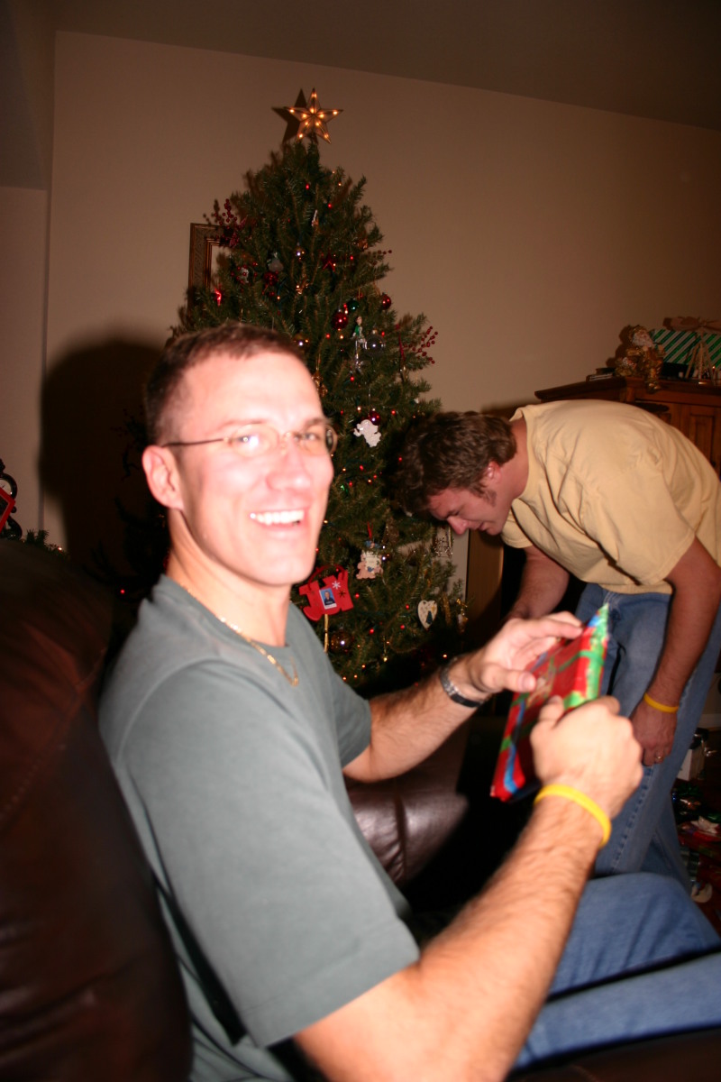 2005/12(December)/Christmas-Eve/800x600_2005-12-24-Christmas-Eve-65-Travis.JPG
