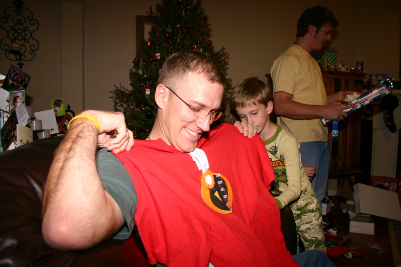 2005/12(December)/Christmas-Eve/800x600_2005-12-24-Christmas-Eve-67-Travis-Mr-Incredible.JPG