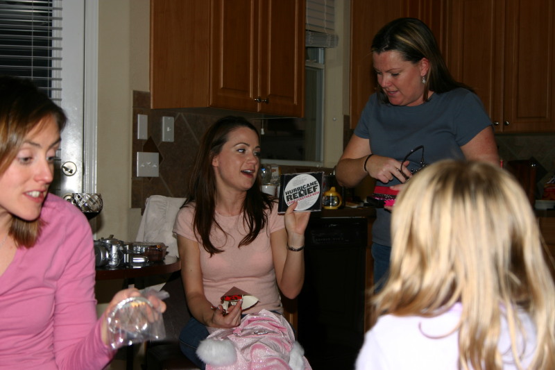 2005-12-24-Christmas-Eve-70-Shannon-Katie.JPG