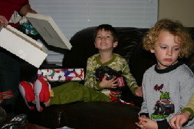 2005-12-24-Christmas-Eve-56-Dax-glove-ball.JPG