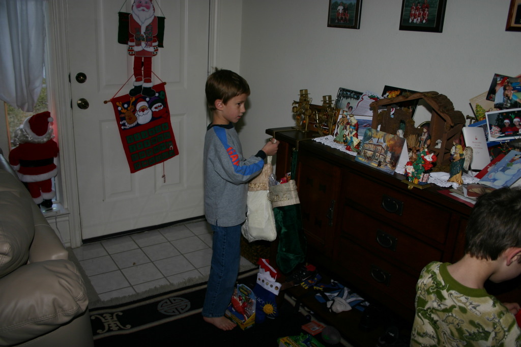 2005/12(December)/Christmas/1024x768_2005-12-25-Christmas-01-Stockings-Chance.JPG