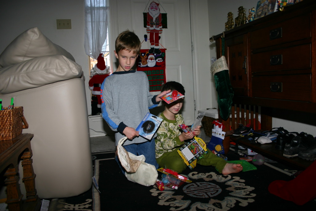 2005/12(December)/Christmas/1024x768_2005-12-25-Christmas-04-Stockings-Chance-Dax.JPG