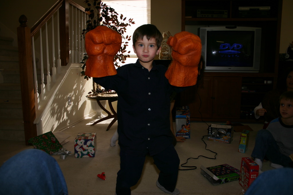 2005/12(December)/Christmas/1024x768_2005-12-25-Christmas-11-Grammys-Dax-THING-hands.JPG